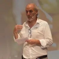 Jorge Iparraguirre impartiendo una charla sobre un escenario